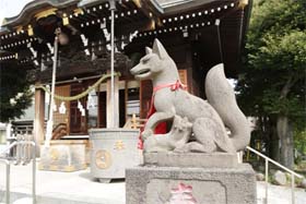 写真: 三輪里稲荷神社の拝殿